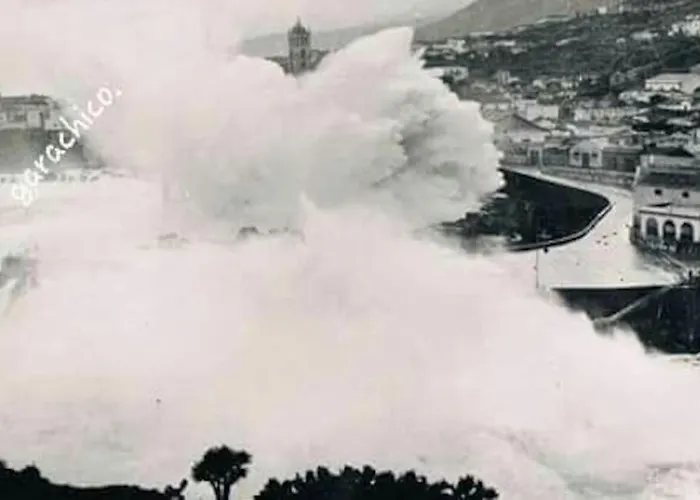 Atico Con Terraza Anexa, Garachico. Lejlighed